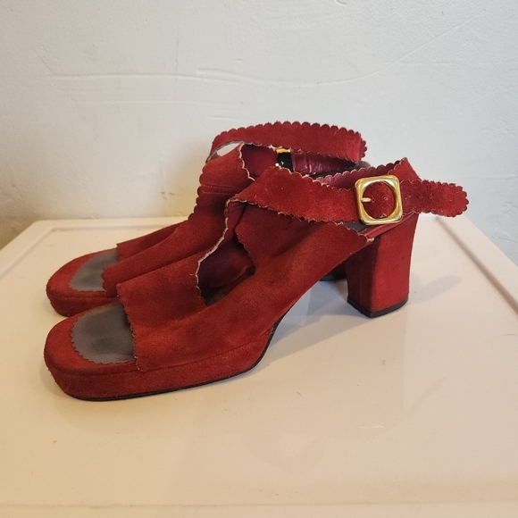 Vintage Margaret Jerrold scalloped red suede heels - Picture 2 of 6